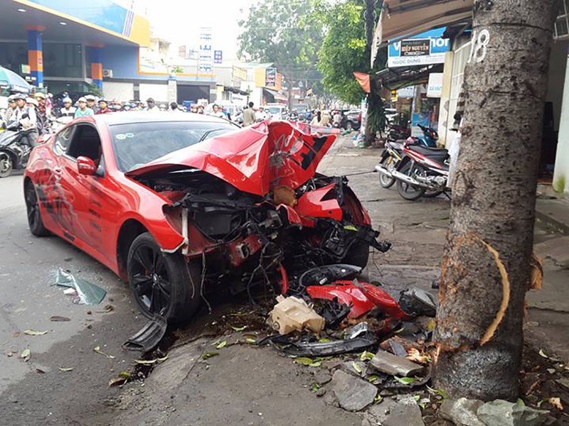 Ô tô tông gốc cây nát đầu, dân cạy cửa cứu tài xế - ảnh 1